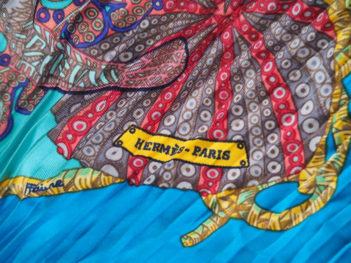 HERMES. Carré plissé en soie "Grands fonds" par A. Faivre, dans sa boi