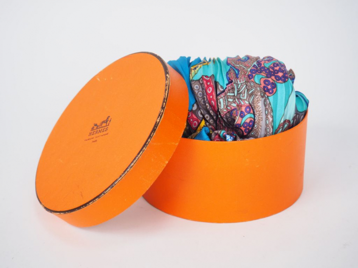 HERMES. Carré plissé en soie "Grands fonds" par A. Faivre, dans sa boi