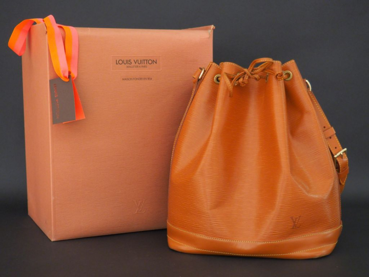 VUITTON. Sac "Noé" en cuir marron, dans sa boite d'origine  Dim. 33 x 