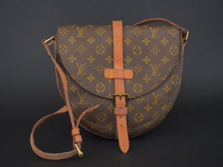 VUITTON. Sac bandoulière "Chantilly" en toile Monogram. Dim. 26 x 26 c