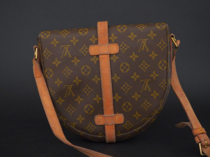 VUITTON. Sac bandoulière "Chantilly" en toile Monogram. Dim. 26 x 26 c