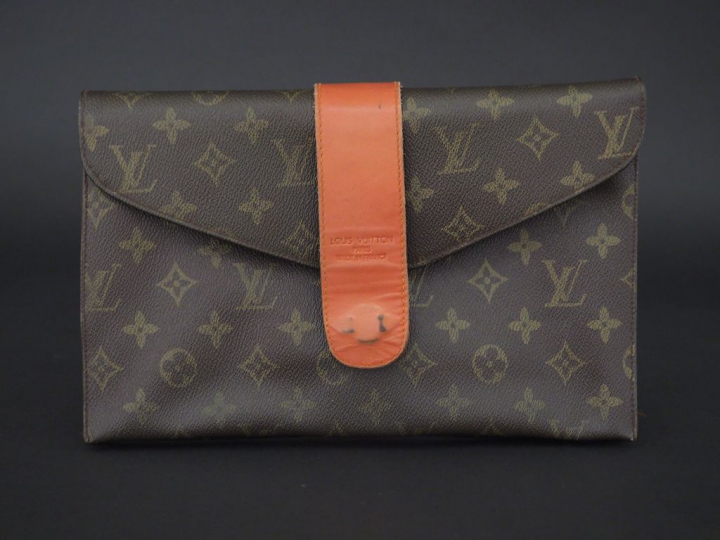 VUITTON. Pochette en toile Monogram marron  Dim.  28 x 18 cm (déchirur