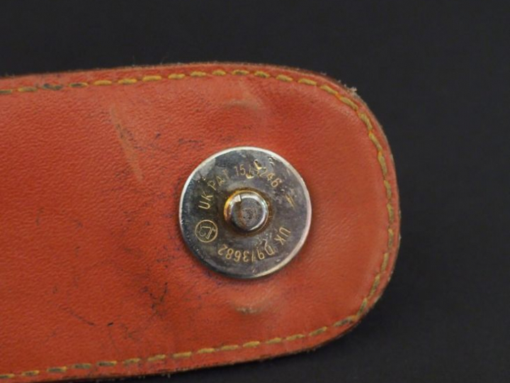 VUITTON. Pochette en toile Monogram marron  Dim.  28 x 18 cm (déchirur