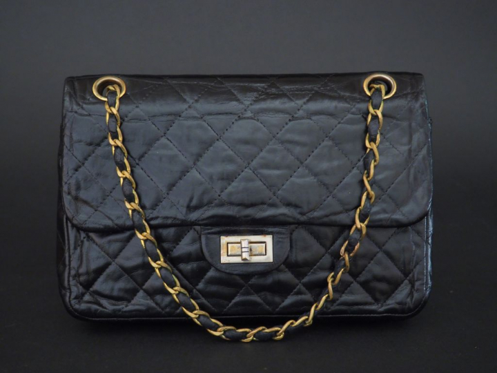 CHANEL. Sac à main en cuir noir matelassé (monogramme C. C à l'intérie