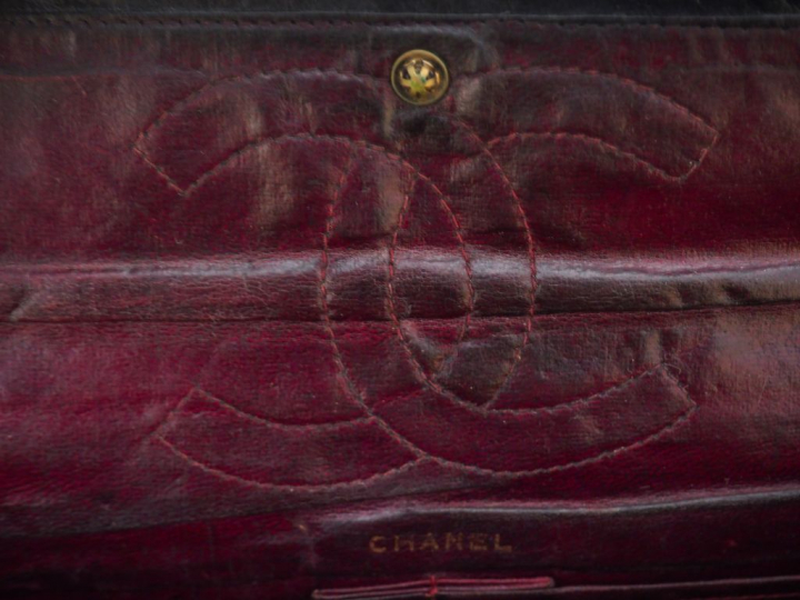 CHANEL. Sac à main en cuir noir matelassé (monogramme C. C à l'intérie