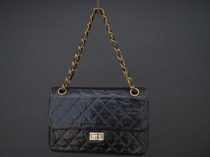CHANEL. Sac à main en cuir noir matelassé (monogramme C. C à l'intérie