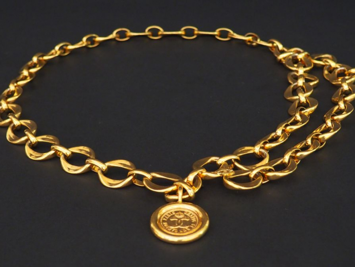 CHANEL. Ceinture en métal doré.