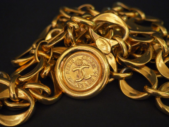 CHANEL. Ceinture en métal doré.