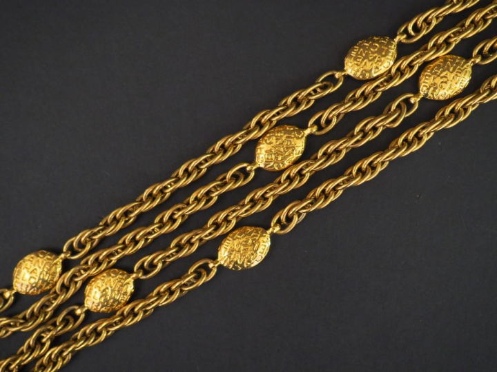 CHANEL. Sautoir en métal doré.