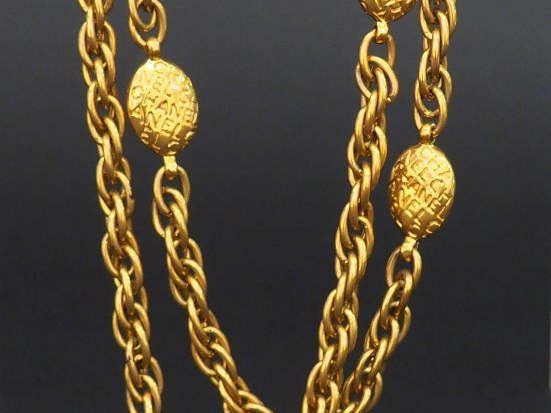 CHANEL. Sautoir en métal doré.