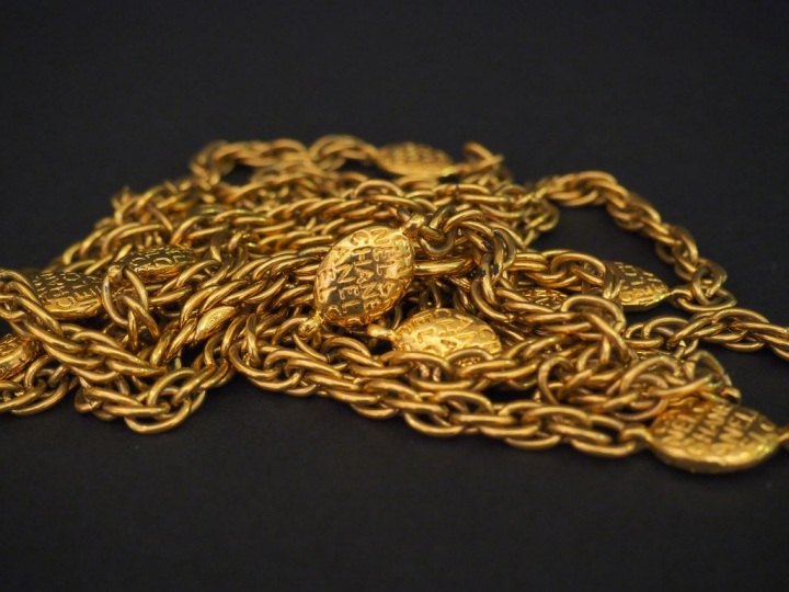 CHANEL. Sautoir en métal doré.