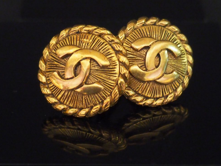 CHANEL. Paire de clips d'oreilles en métal doré.