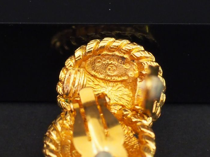 CHANEL. Paire de clips d'oreilles en métal doré.