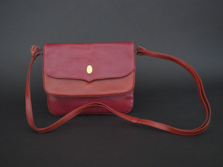 MUST DE CARTIER. Pochette en cuir marron H. 19 cm