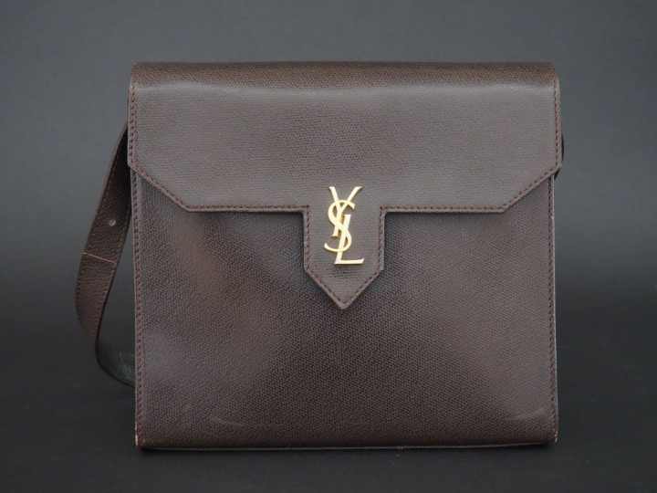 YVES SAINT LAURENT. Pochette marron H. 20,5 cm (rayures)