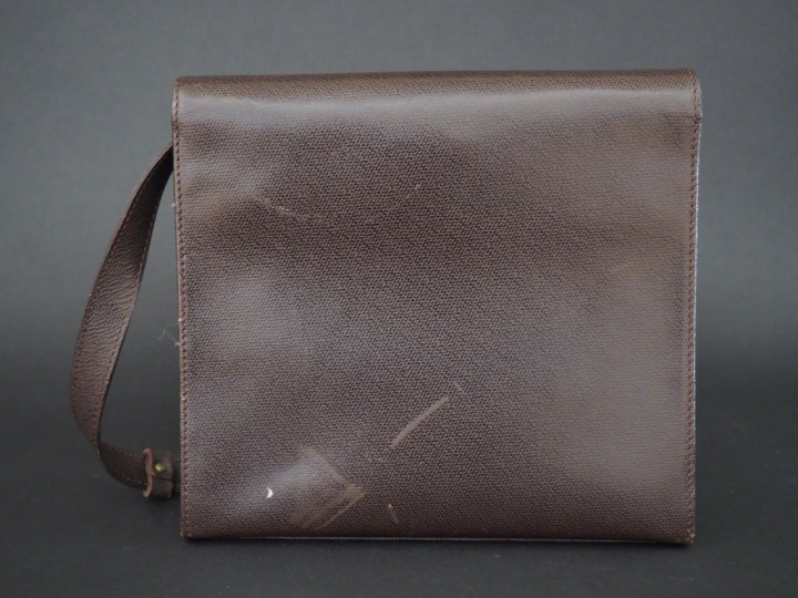 YVES SAINT LAURENT. Pochette marron H. 20,5 cm (rayures)