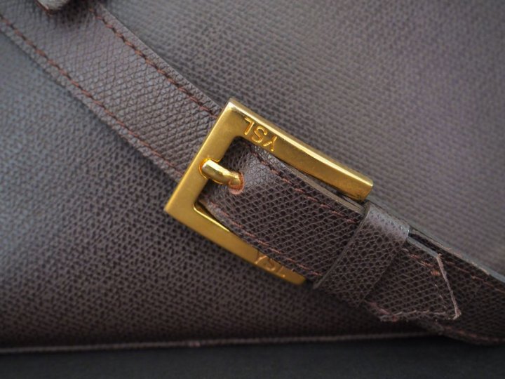 YVES SAINT LAURENT. Pochette marron H. 20,5 cm (rayures)