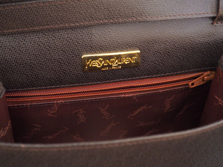 YVES SAINT LAURENT. Pochette marron H. 20,5 cm (rayures)