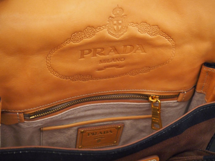 PRADA. Sac à main en tissu trois tons, H. 22 cm