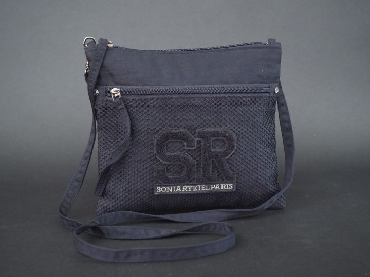 SONIA RYKIEL. Pochette bandoulière en tissu noir.