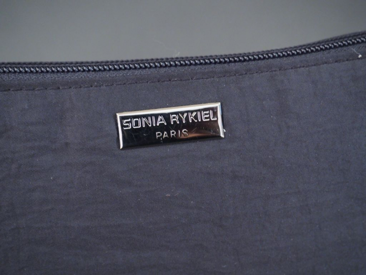 SONIA RYKIEL. Pochette bandoulière en tissu noir.