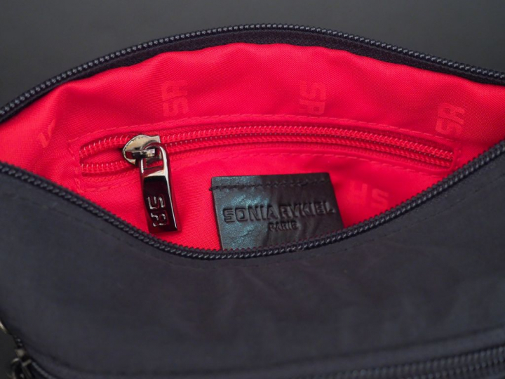 SONIA RYKIEL. Pochette bandoulière en tissu noir.