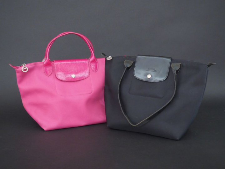 LONGCHAMP. Deux sacs en toile noire et framboise (tache d'eau)