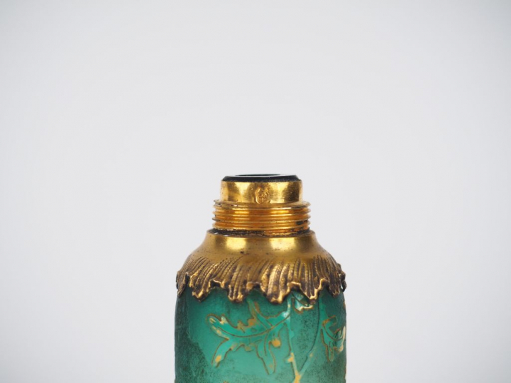 DAUM France. 2 flacons de parfums en cristal et argent à décor gravé e