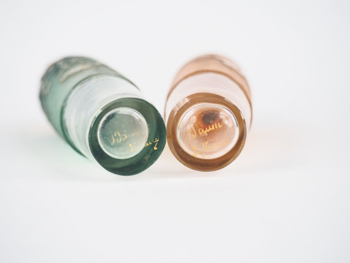 DAUM France. 2 flacons de parfums en cristal et argent à décor gravé e