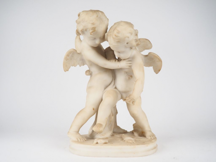 Ecole française XIXème. "Amours". Groupe en marbre. Dim. 46 x 32 x 22,