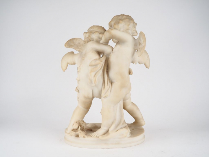 Ecole française XIXème. "Amours". Groupe en marbre. Dim. 46 x 32 x 22,