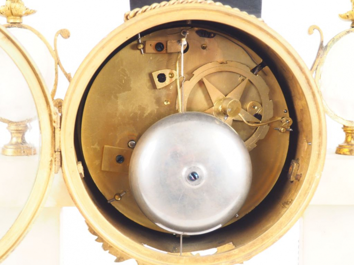 Pendule Louis XVI en marbre et bronze doré à décor de pommes de pins, 