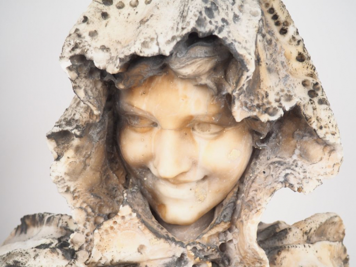 E. FIASCHI. "Jeune fille au voile". Sculpture en marbre et albâtre. Si