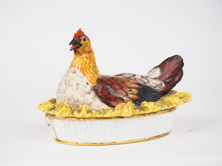 Cocotte en porcelaine polychrome figurant une poule pondeuse. Dim. 17 