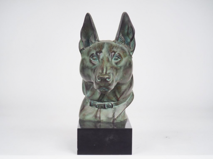 M. LEDUCQ. "Malinois". Sculpture en régule à patine verte, socle en ma