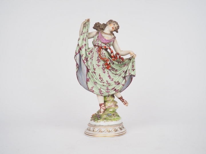 Sujet en porcelaine polychrome de Saxe "danseuse à la robe verte" H. 2
