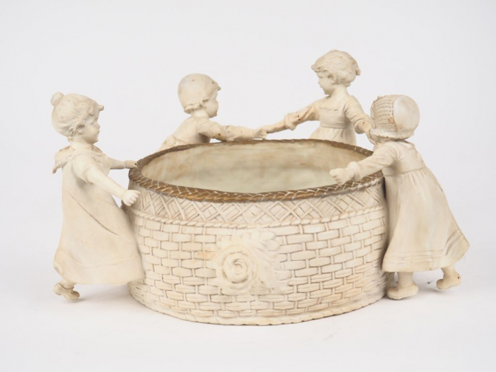 Jardinière en biscuit représentant des enfants rassemblés autour d'un 