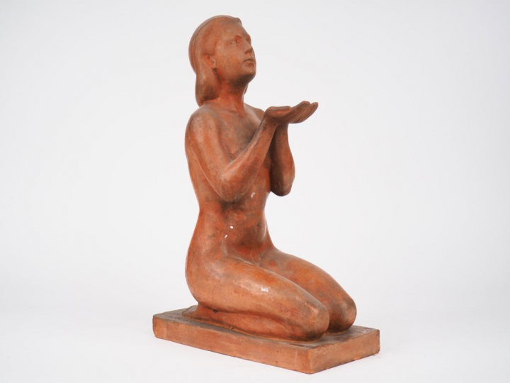 Jean TARGET. 'L'offrande'.  Sculpture en terre cuite.  Signée.  H. 42 