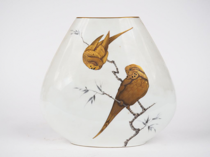 Vase ovoïde en porcelaine allemande à décor émaillé et doré de deux oi