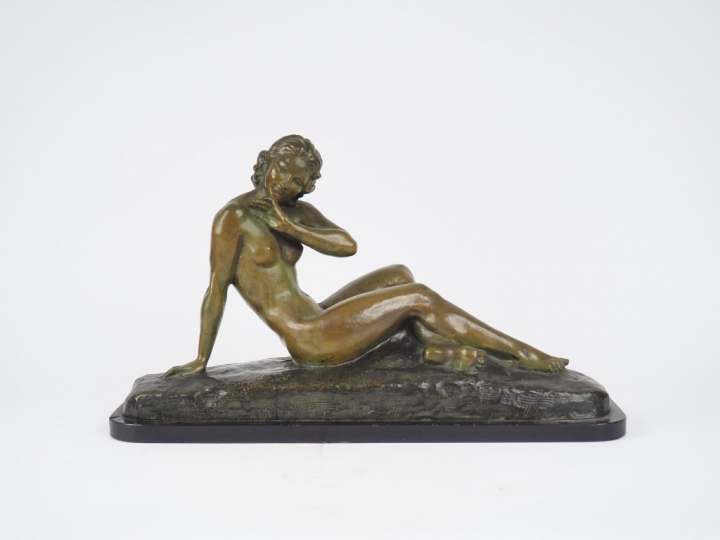 CIPRIANI.  "Jeune femme alanguie". Sculpture en bronze à patine verte,