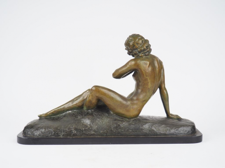 CIPRIANI.  "Jeune femme alanguie". Sculpture en bronze à patine verte,