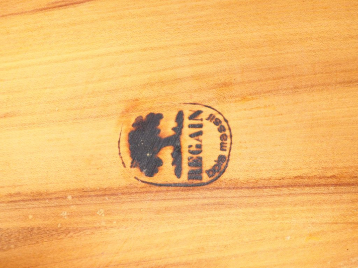 MAISON REGAIN. Paire de tabourets bas en orme massif. Signés. Dim. 23,