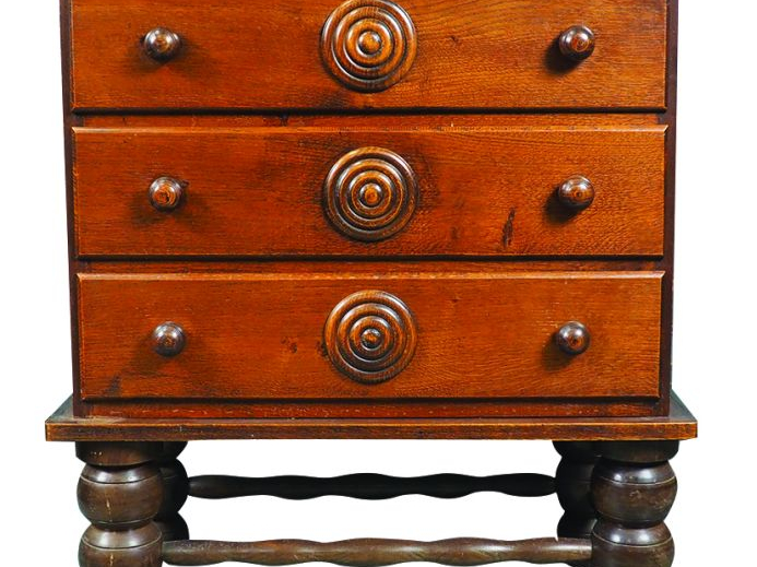 Charles DUDOUYT.  Commode en chêne, piètement boule à décor de spirale