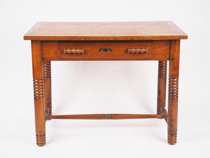 Charles DUDOUYT. Table à écrire en chêne, deux tiroirs en ceinture, pi