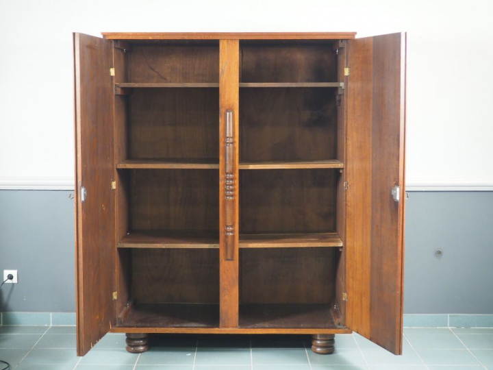 Charles DUDOUYT. Armoire en chêne tourné mouluré et sculpté à décor de
