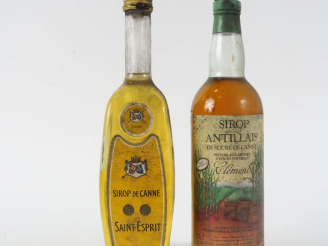 Vente aux enchères 2 VIEILLES BOUTEILLES SIROP DE CANNE : 1 ST ESPRIT - 1 CLEMENT