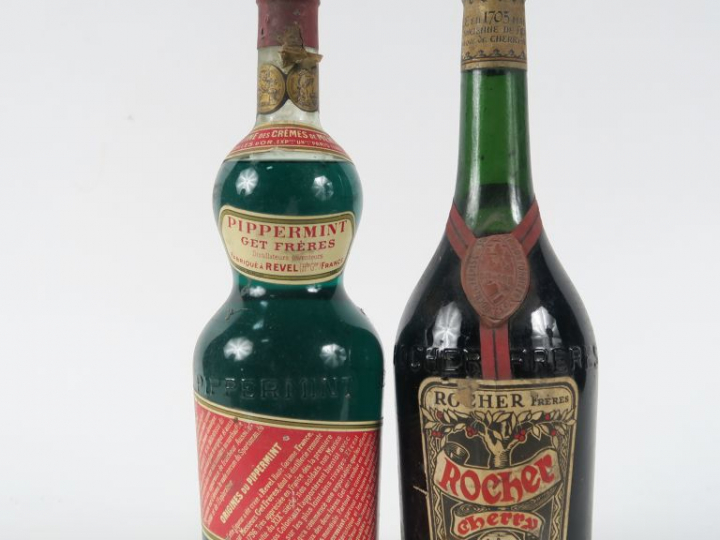 2 VIEILLES BOUTEILLES : 1 CHERRY ROCHER - 1 PIPPERMINT 