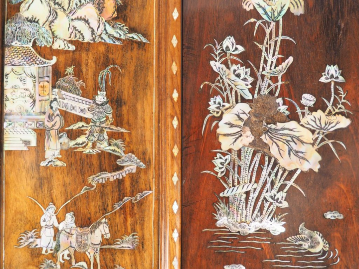 Ensemble de 8 panneaux en bois naturel et marqueterie de nacre à décor