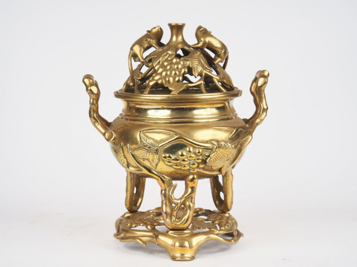 Brule parfum tripode en bronze avec son socle décor de grappes de rais