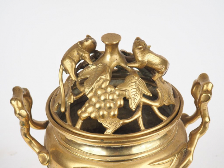 Brule parfum tripode en bronze avec son socle décor de grappes de rais